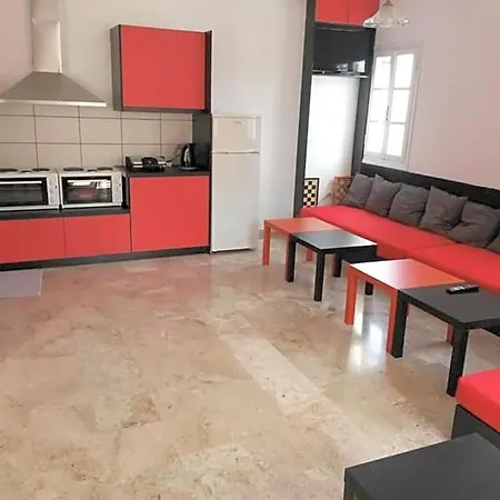 Fira Backpackers Place 2*