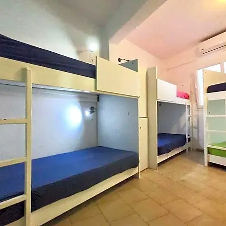 Fira Backpackers Place